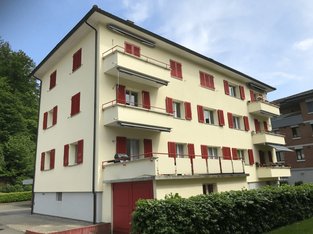 Aussenansicht einer zum Verkauf stehenden Immobilie in der Schweiz.